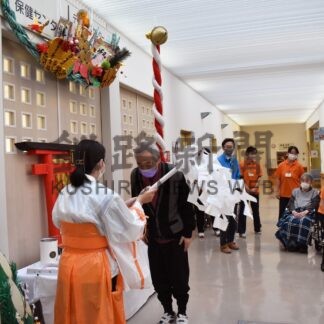 平穏無事な一年願う、ひだまり神社で初詣　阿寒町デイサービスセンター【釧路市】(2024-01-07)