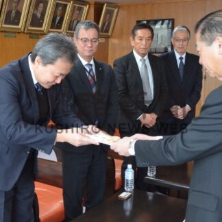 学生への支援で市にパックご飯2016個寄贈　日本たばこ産業道支社【釧路市】(2024-01-26)