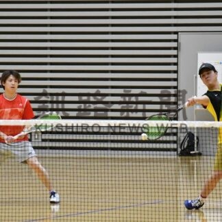 実業団選手が来釧 小中高生に指導　ソフトテニス【釧路市】_1(2024-02-20)