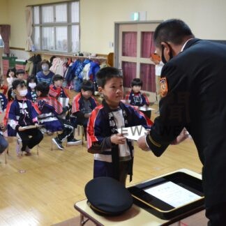 幼年消防ク１８人が防災意識心に刻む　鳥取保育園で修了式【釧路市】(2024-02-25)