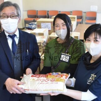 米や乾麺の保存食寄贈　カーブス利用者から募り釧路まりも学園に【釧路市】(2024-03-01)