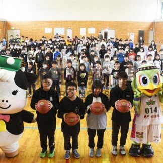 バスケボール「ありがとう」　大楽毛小に寄贈　よつ葉乳業、レバンガ【釧路市】(2024-02-28)