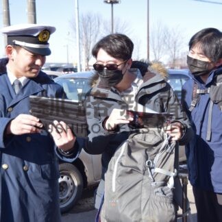 冬道運転、気を付けて　釧路署と釧根レンタカー協会が外国人観光客に啓発【釧路市】(2024-02-21)