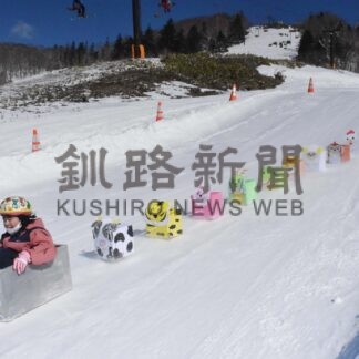 手作りそりで滑走　仮装やスピード競う【標津】(2024-02-27)