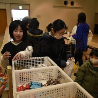 「駄菓子屋さん」イベント　子供ら笑顔【鶴居】(2024-02-20)