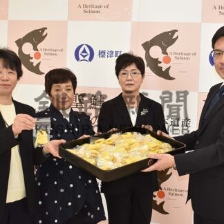 新１年生の安全願う　標津町商工会女性部が「愛の鈴」寄贈【標津】(2024-03-10)