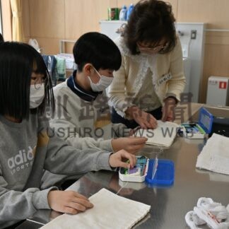 白糠学園児童、雑巾作りに挑戦【白糠】(2024-03-16)