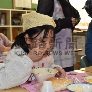 給食でホタテ「おいしい」　まるごと根室、無償提供【根室】(2024-03-08)