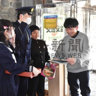 サイバー犯罪被害防止を　根室署が道の駅で落石中生と啓発【根室】(2024-03-07)