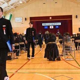 １１２８人 学びやを巣立つ　中学校で卒業式【釧路市】(2024-03-16)