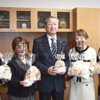 新１年生児童へお守り「愛の鈴」寄贈　町商工会女性部【別海】(2024-03-19)