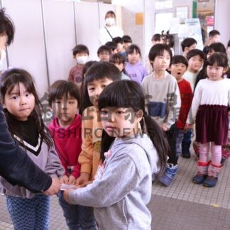 社会福祉に活用を　湖畔幼稚園が寄付【釧路市】(2024-03-10)
