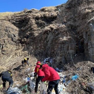 不法投棄ごみ３７０㌔回収　市、車石近くの崖下で【根室】(2024-03-29)