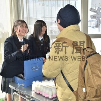 標茶高生、実習製品を販売　湿原号乗客に【標茶】(2024-03-05)