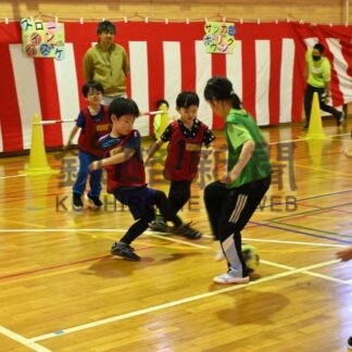 新１、２年生がサッカー体験　愛国ビクトリー【釧路市】(2024-04-01)