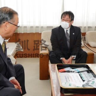 災害備蓄用歯ブラシ、液体ハミガキ寄贈　根室歯学会、市に【根室】(2024-03-16)