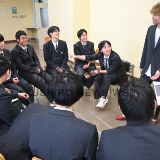進学や将来 先輩から学び　白糠高生、大学生と座談会【白糠】(2024-03-19)