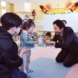 乳幼児相談室５人に修了証　鶴野支援学校閉級式【釧路市】(2024-03-14)