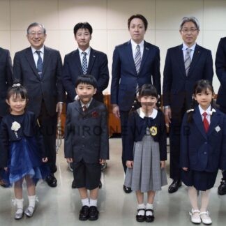 新入学児童の交通安全願い黄色いワッペン　４社が市に寄贈【釧路市】(2024-04-06)