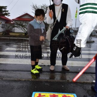 キャラマットに「とまれ」　霧多布小周辺の横断歩道前に設置【浜中】(2024-04-11)