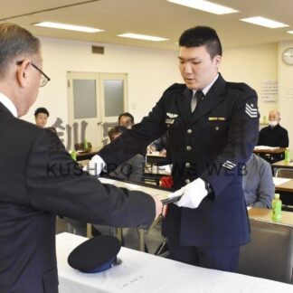 鳶坂さんに優良運転者表彰　根室市交通安全推進協が総会【根室】(2024-04-30)