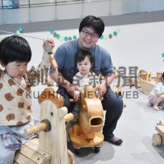 木のおもちゃ「楽しいね」　遊学館でＧＷ特別企画【釧路市】(2024-05-01)