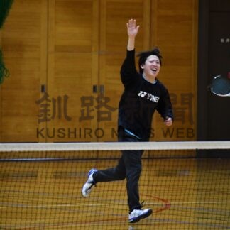 ソフトテニス プレー、応援も全力　アンフィ杯【釧路町】(2024-04-09)