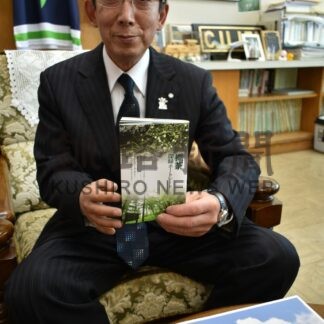 標茶町勢要覧 コンパクトサイズに　２２年ぶり新書判で発行【標茶】(2024-04-09)