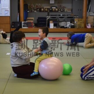 親子で「柔道遊び」楽しむ　釧路の少年団、自閉症啓発デーに合わせイベント【釧路市】(2024-04-03)