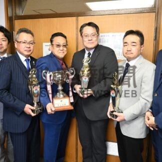 バスケＵ１５部会に優勝カップなど寄贈【釧路市】(2024-04-26)