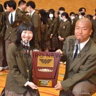 別海高応援団に記念盾　センバツで優秀賞【別海】(2024-04-09)