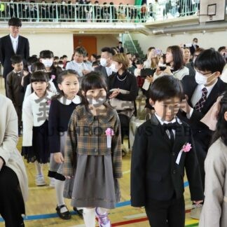 期待胸に　小中学校で入学式(2024-04-10)