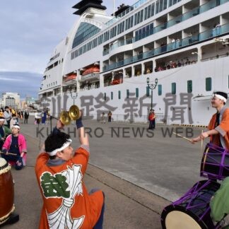 乗客ら自然とグルメ満喫　「シーボーン・オデッセイ」釧路初入港【釧路市】(2024-04-24)