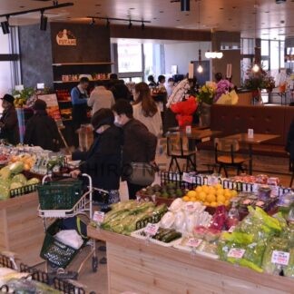 大勢の買い物客でにぎわう　くしろたんちょう市場ぐるめ館がリューアルオープン【釧路市】(2024-04-07)