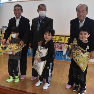 室根町からコンブのお礼 米届く　３０㌔、保育園に贈呈【根室】(2024-04-21)