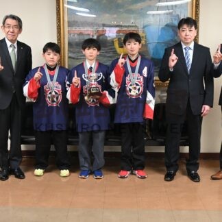 釧路選抜 優勝を報告　少年アイホ、蝦名市長を表敬【釧路市】(2024-04-20)