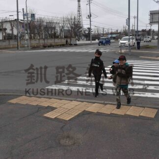 小学生の交通事故防げ　交差点で見守り活動【根室】(2024-04-29)