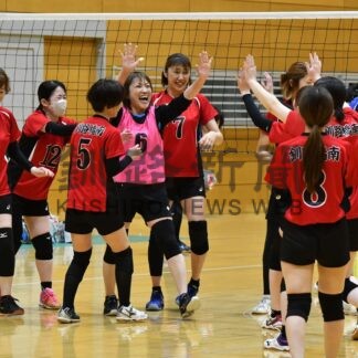 ９人制バレー 釧路橋南３連覇　ママさん防火杯【釧路市】(2024-04-23)