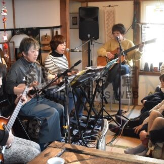 ギター弾き語り楽しむ　女性出演者が演奏披露【釧路市】(2024-04-03)