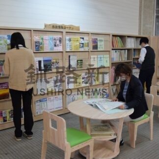地場産木製品アピール　本庁舎ロビーにテーブルやベンチ設置【釧路市】(2024-04-04)
