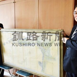 明治の古地図「活用して」、根商が市役所新庁舎に寄贈【根室】(2024-04-23)