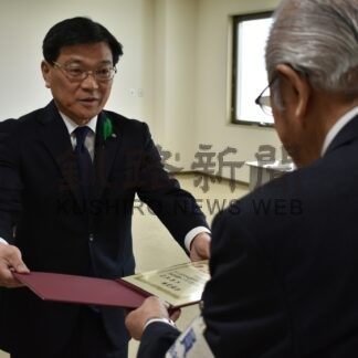 大石氏に当選証書付与　鶴居村長選で４選飾る【鶴居】(2024-04-23)