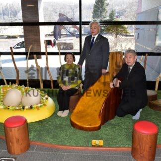 役場にキッズコーナー　多田さん、木製滑り台など寄贈【釧路町】(2024-04-04)