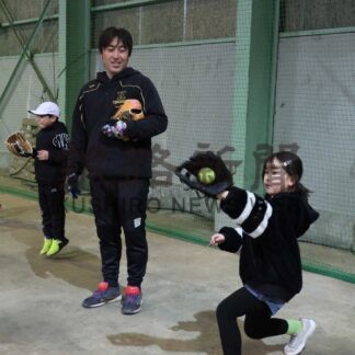 小学生、ボールと触れ合う　根室野球少年団体験会【根室】(2024-04-24)