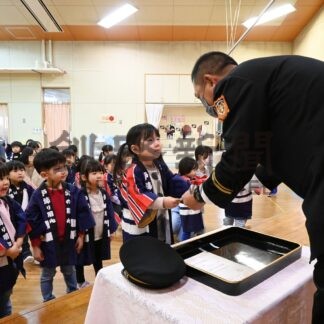 新入園児ら１６人に消防クラブ員証　新富士保育園【釧路市】(2024-04-20)