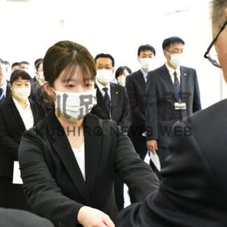 市職員 新たな一歩　釧路、根室で辞令交付式_1(2024-04-02)