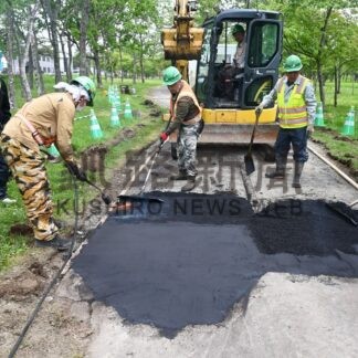 柳町公園内、舗装を補修　大陸建設が社会貢献【釧路市】(2024-06-01)
