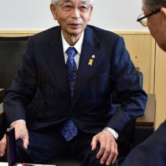 元島民の河田さん、石垣市長に北方領土返還運動功労受章報告【根室】(2024-06-01)