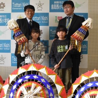 鳥取小、鳥取西小へしゃんしゃん傘５０本寄贈【釧路市】(2024-05-24)