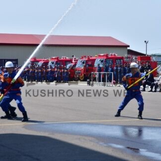 団員連携し放水　白糠消防団など演習【白糠】(2024-05-30)